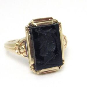 Antique 10k carved onyx ring